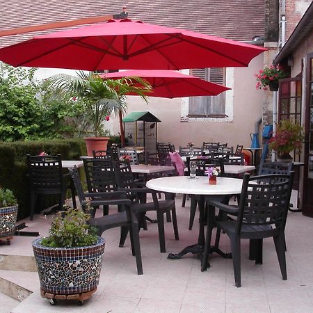 Hotel Le Dauphin Moulins-la-Marche Bagian luar foto