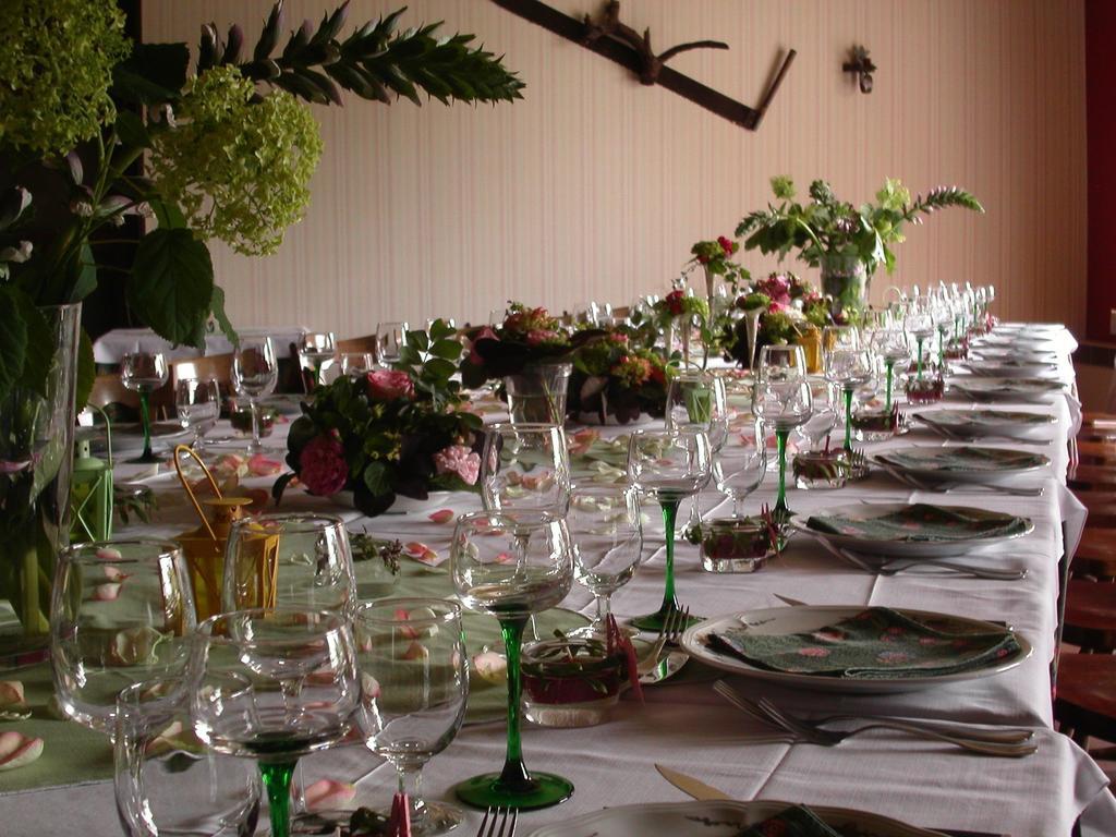 Hotel Le Dauphin Moulins-la-Marche Bagian luar foto