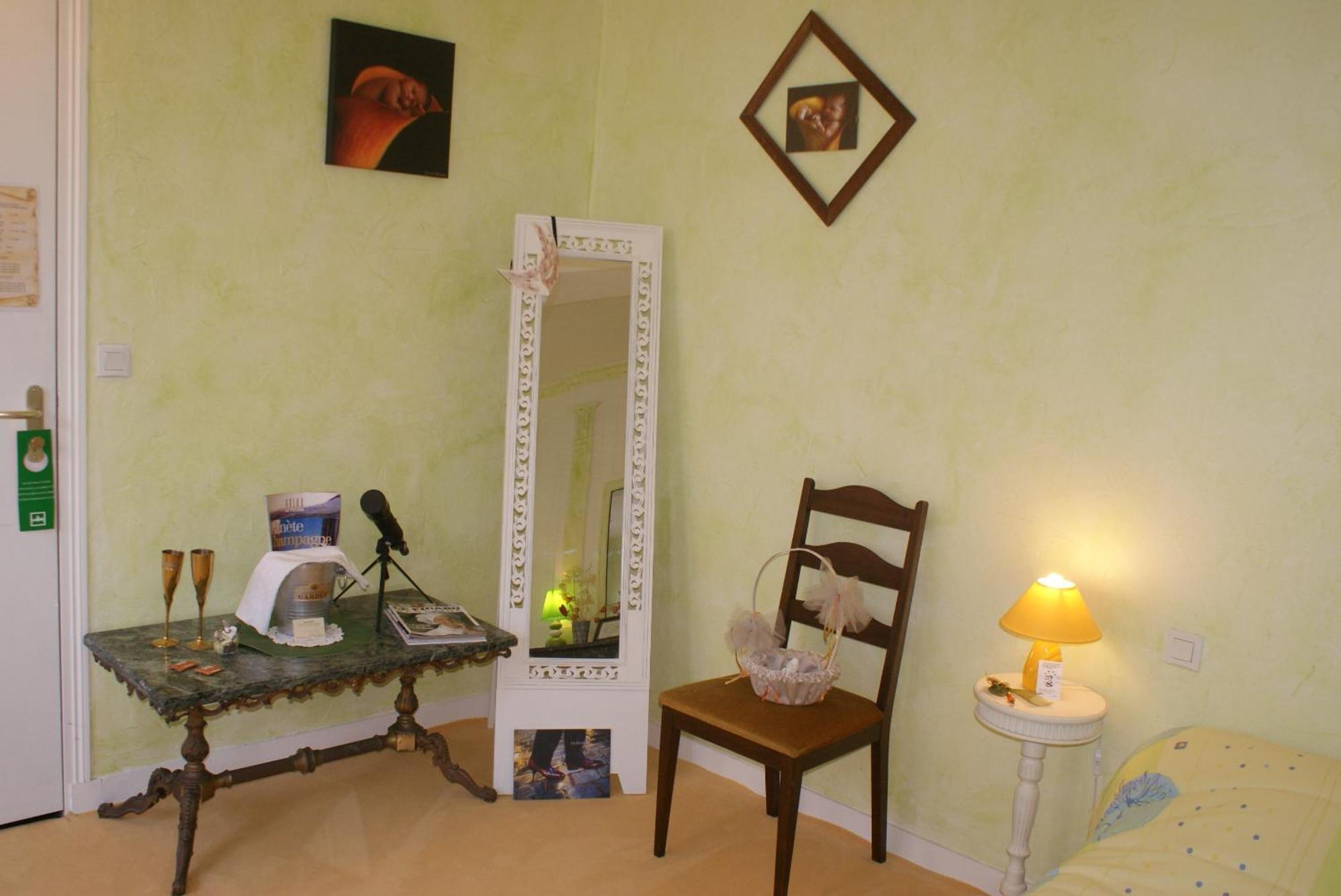 Hotel Le Dauphin Moulins-la-Marche Bagian luar foto