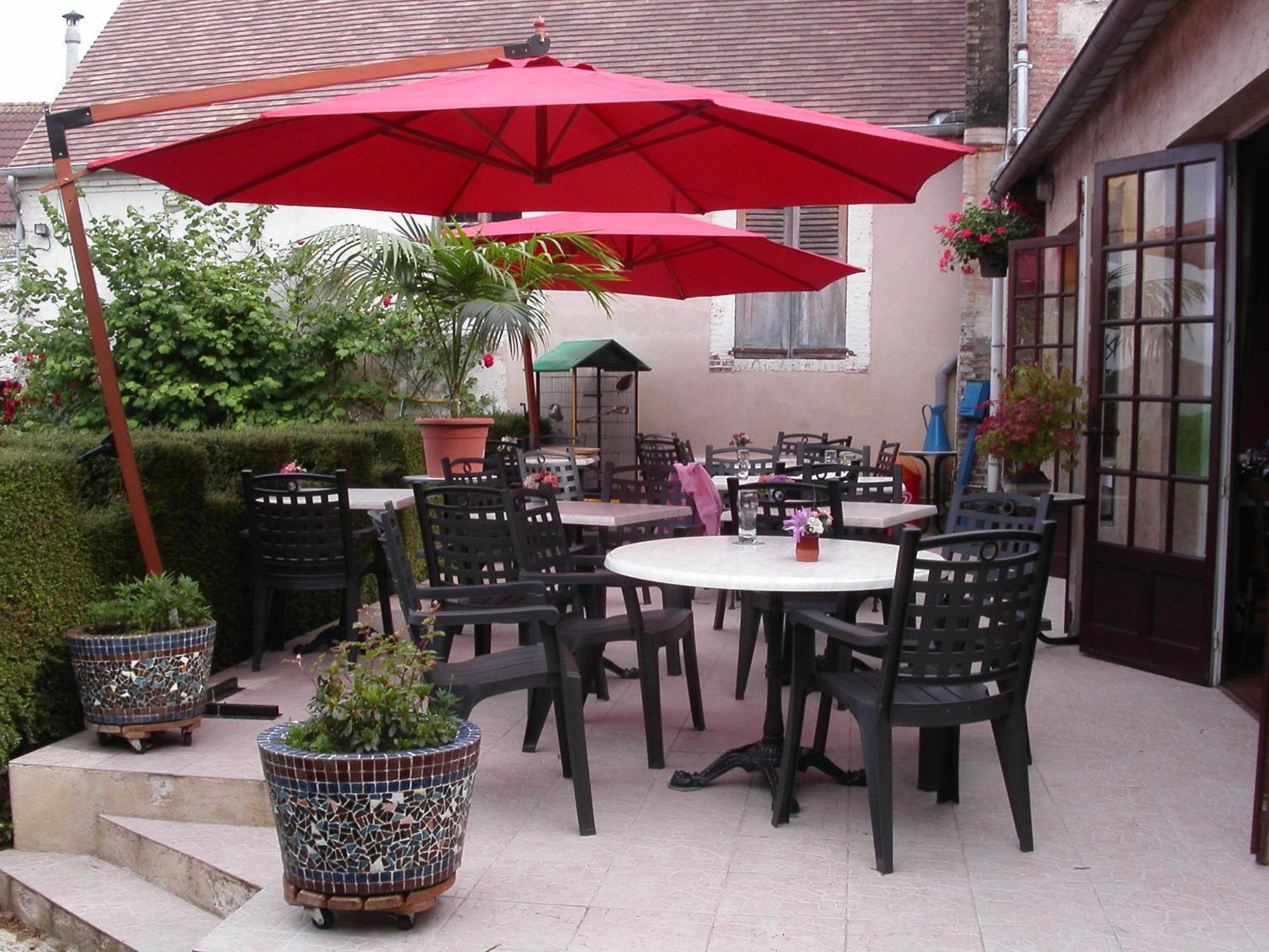 Hotel Le Dauphin Moulins-la-Marche Bagian luar foto