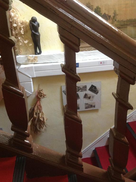 Hotel Le Dauphin Moulins-la-Marche Bagian luar foto