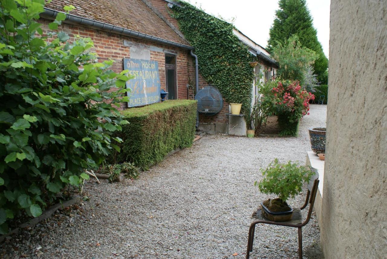Hotel Le Dauphin Moulins-la-Marche Bagian luar foto